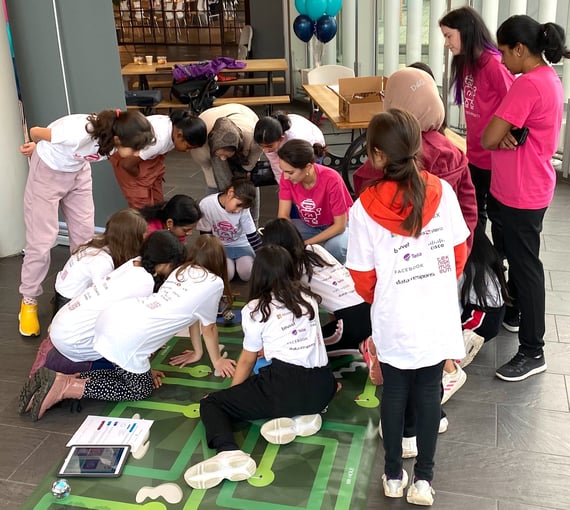 Ellina Ivleva, Sarah Rayfuse og Anuradha Sridharan fra SYSCO veileder på populært robotikk-verksted under Girl Tech Fest 2021