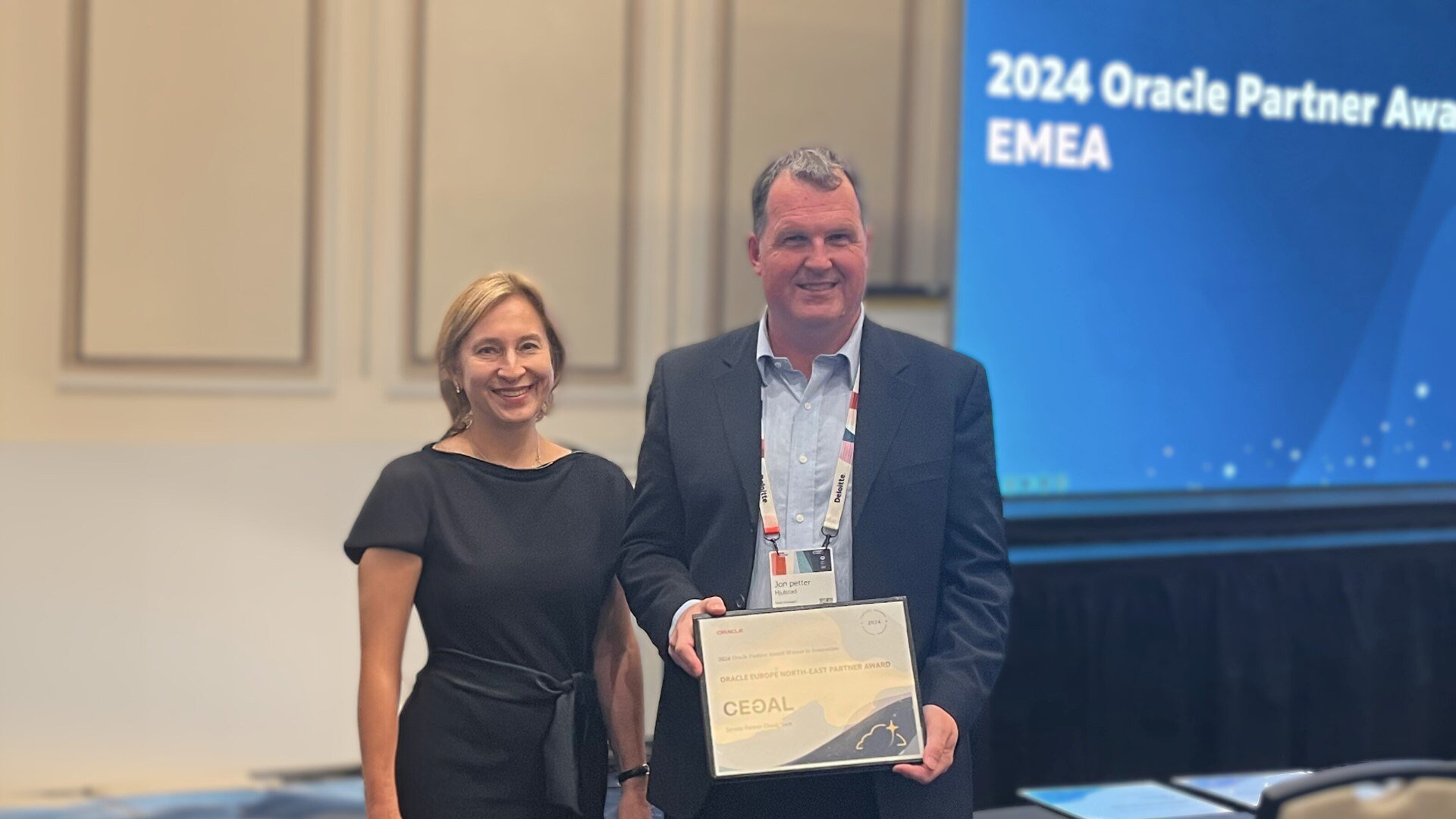 Jon Petter Hjulstad, Principal Global Business Development Manager Cegal modtager Oracle Innovation Award from Maria Zakharchenko, Senior Director, Alliances & Channels Technology, fra Oracle, i Las Vegas.